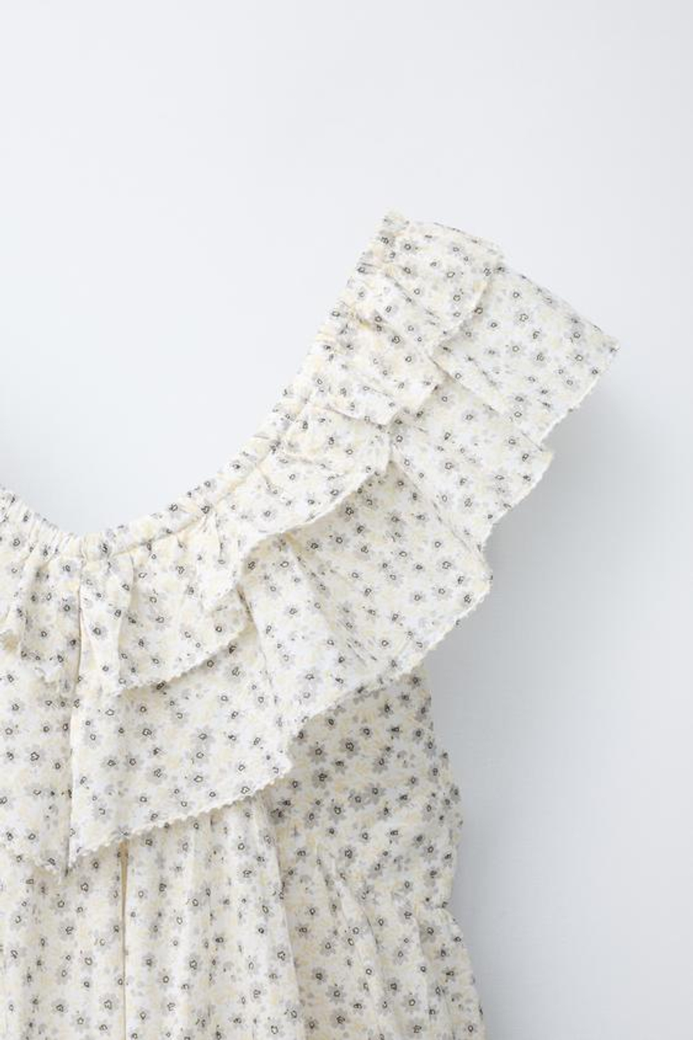 ZARA ПЛАТЬЕ С ЦВЕТОЧНЫМ ПРИНТОМ И ВОЛАНАМИ, ЖЕМЧУЖНО-СЕРЫЙ