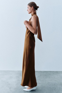 ZARA АТЛАСНОЕ ПЛАТЬЕ МИДИ ХАЛТЕР, КАРАМЕЛЬНЫЙ