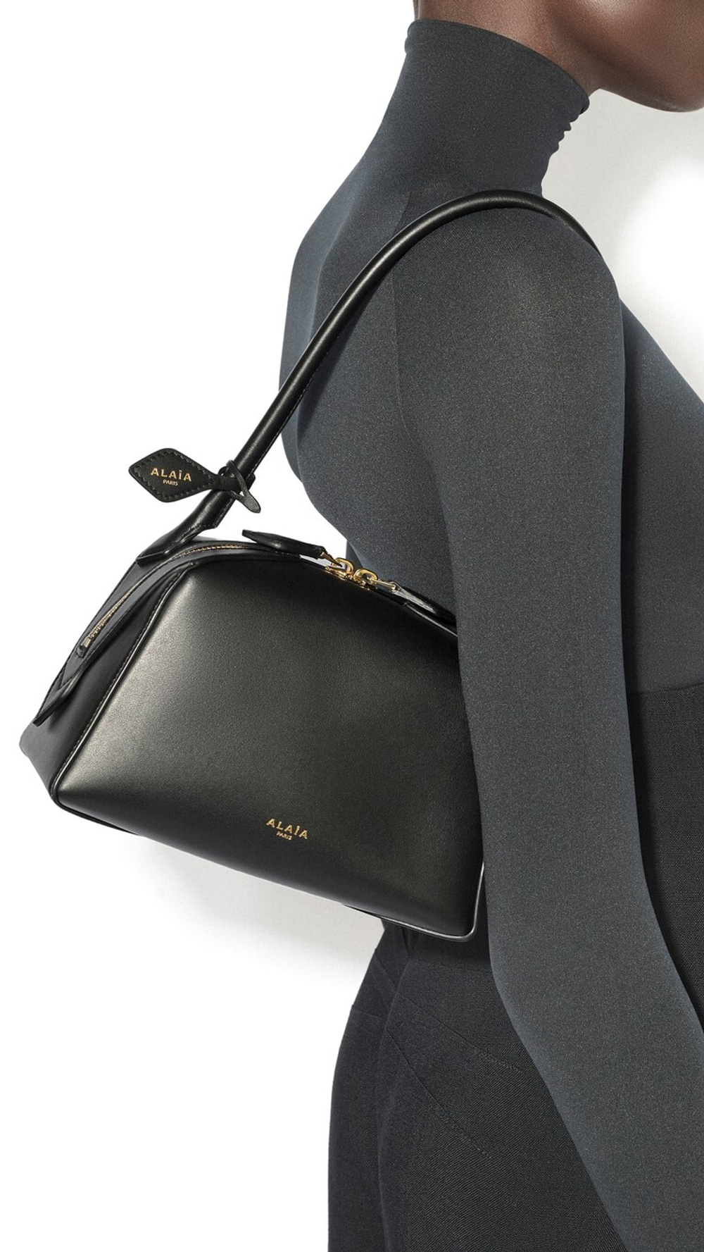 ALAÏA МАЛЕНЬКАЯ СУМКА LE BOULEDOGU ИЗ ТЕЛЯЧЬЕЙ КОЖИ, ЧЕРНЫЙ