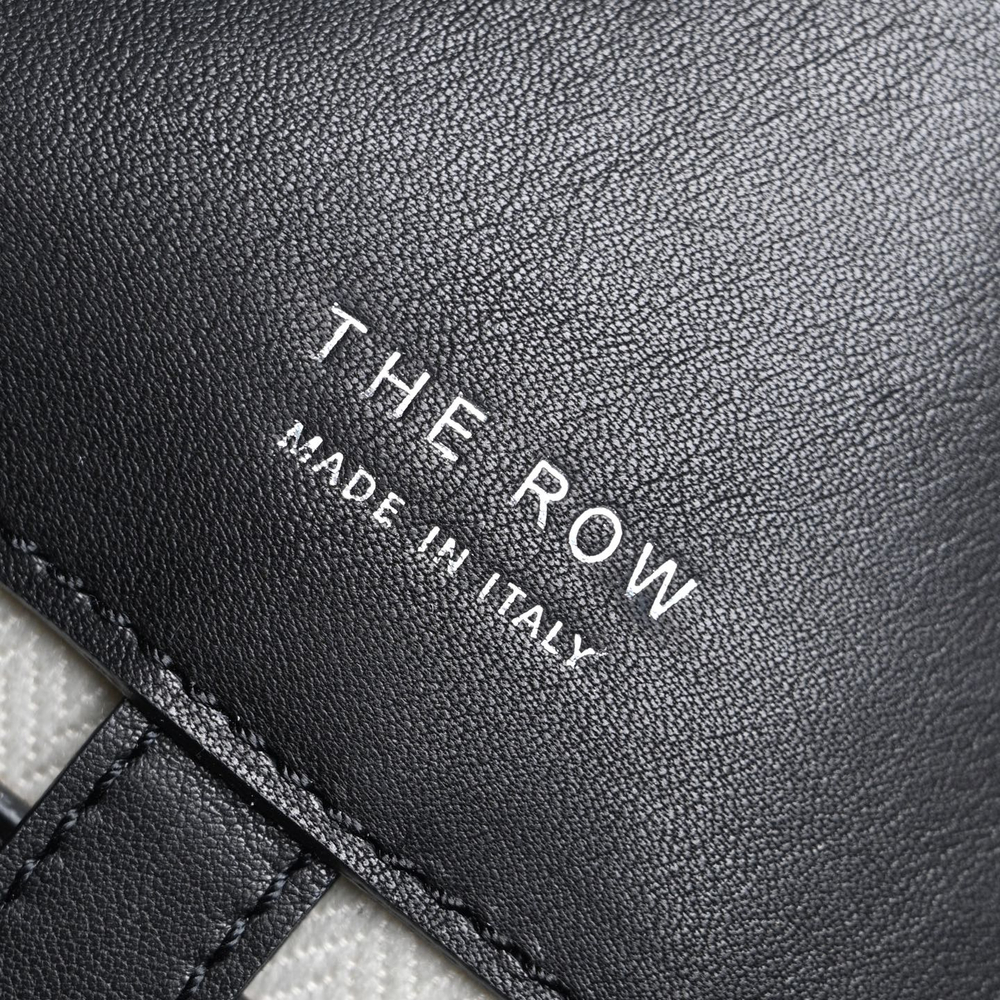 Женская сумка The Row Margaux 10 — чёрная с серебристой фурнитурой, с гладкой фактурой — фото 4