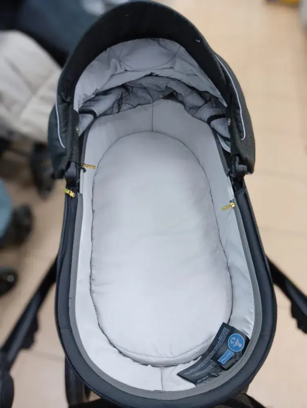 Детская коляска Luxmom F1 2в1 (черный, золотая рама)