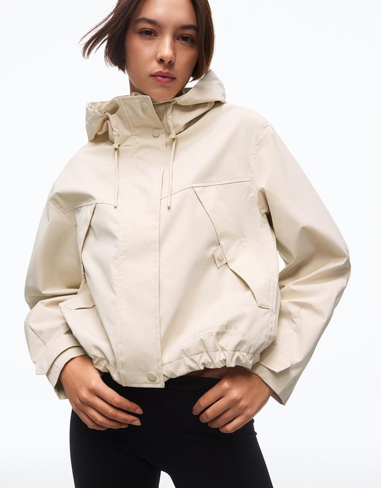 BERSHKA Водостойкая техническая куртка с капюшоном, кремовый
