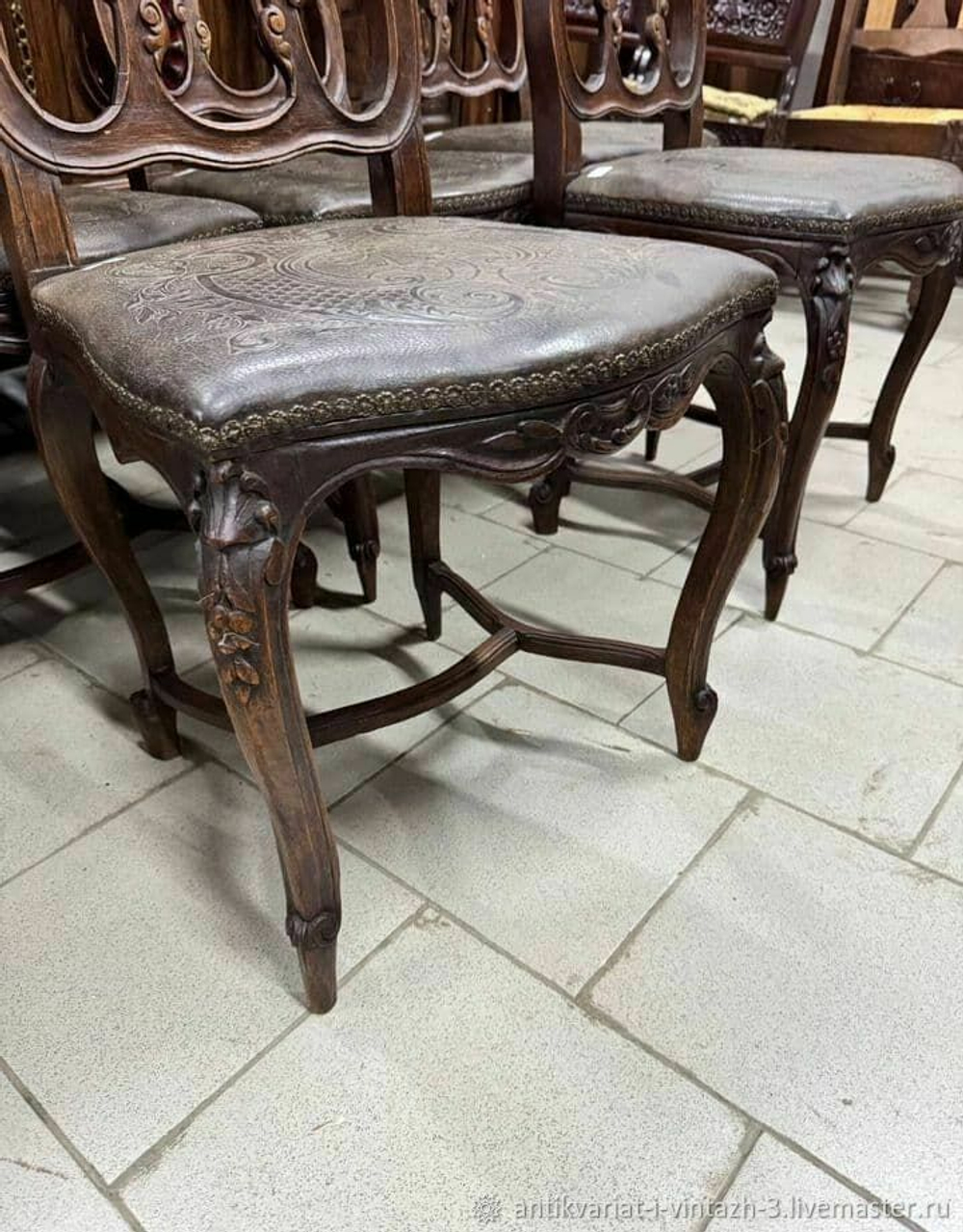 Антикварные стулья с кожей