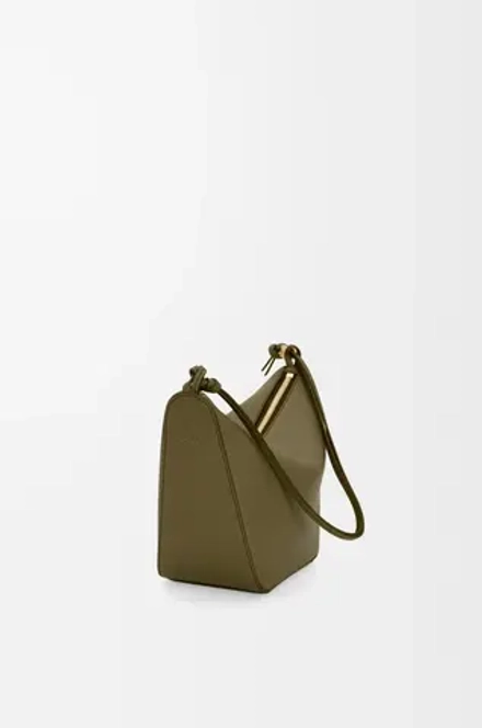 Loewe Мини сумка-хобо Hammock из классической телячьей кожи, темный хаки