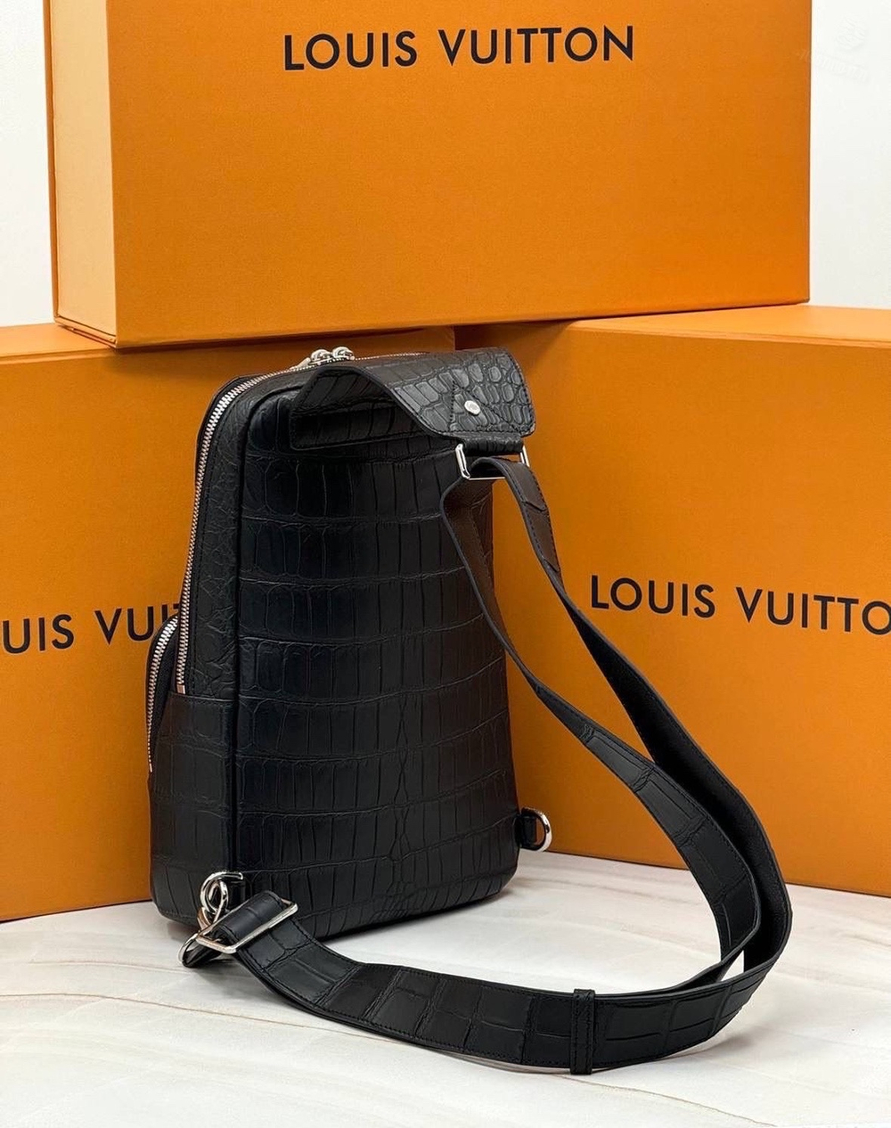 Сумка-слинг Louis Vuitton Avenue из кожи крокодила