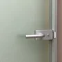 Межкомнатная стеклянная дверь АКМА Лайт стекло бесцветное матовое в алюминиевой коробке типа Z. Фото реализованного объекта. Фото в деталях.