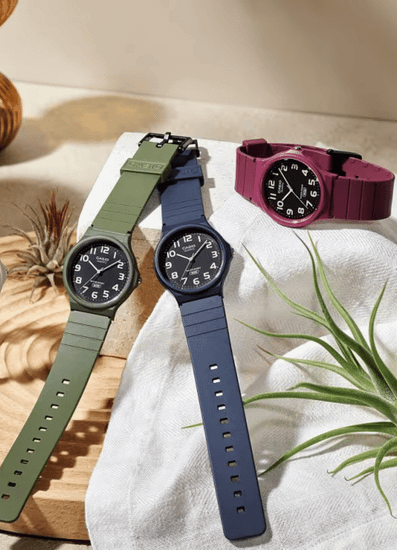CASIO MQ-24UC-4B — классические аналоговые часы в матовом красном цвете