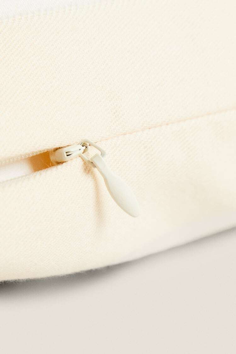 ZARA HOME ЧЕХОЛ ДЛЯ ДЕКОРАТИВНОЙ ПОДУШКИ С КОНТРАСТНОЙ КАЙМОЙ, КРЕМОВЫЙ
