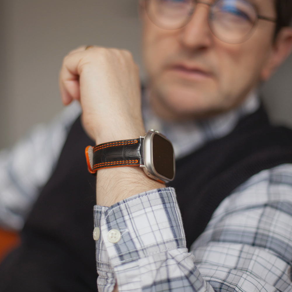 Ремешок для Apple Watch Ultra 49mm из кожи крокодила черного цвета с оранжевой строчкой