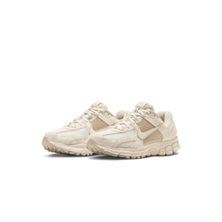 alt="Бежевый TPU-каркас и логотип Swoosh на Nike Zoom Vomero 5 Sail Light Orewood Brown"