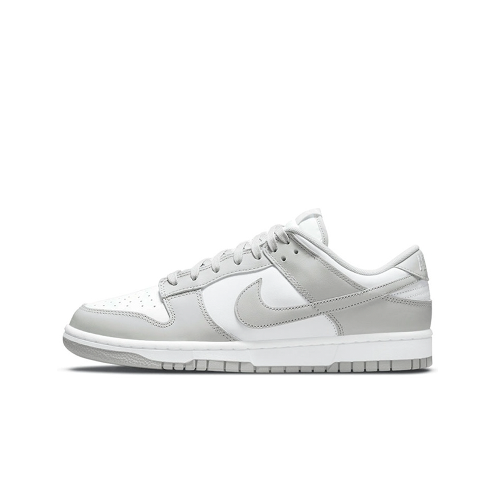 alt="Nike Dunk Low Retro Grey Fog DD1391-103 мужские кроссовки белые с серыми накладками вид сбоку на белом фоне"