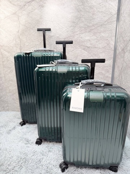 Дорожный чемодан Rimowa Essential Lite