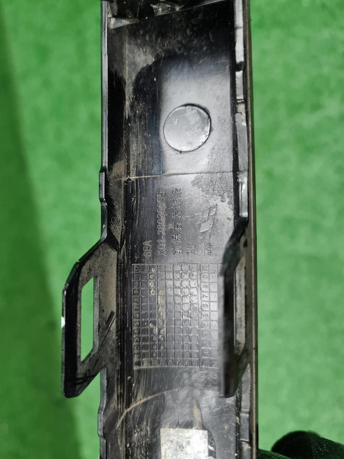 Молдинг переднего бампера правый Lixiang L9 22-нв