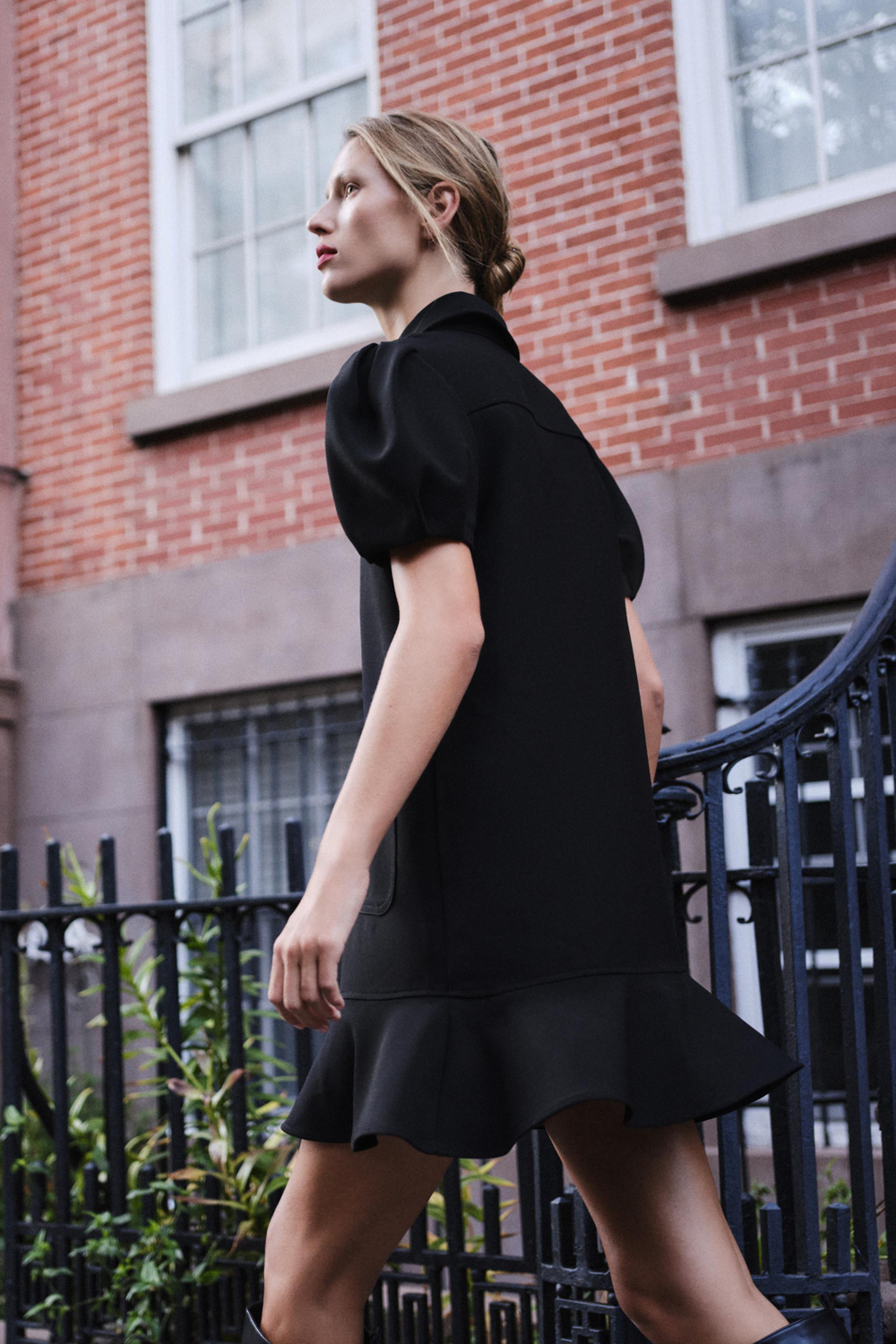 КОРОТКОЕ ПЛАТЬЕ С РУКАВАМИ СО СКЛАДКАМИ — ZARA