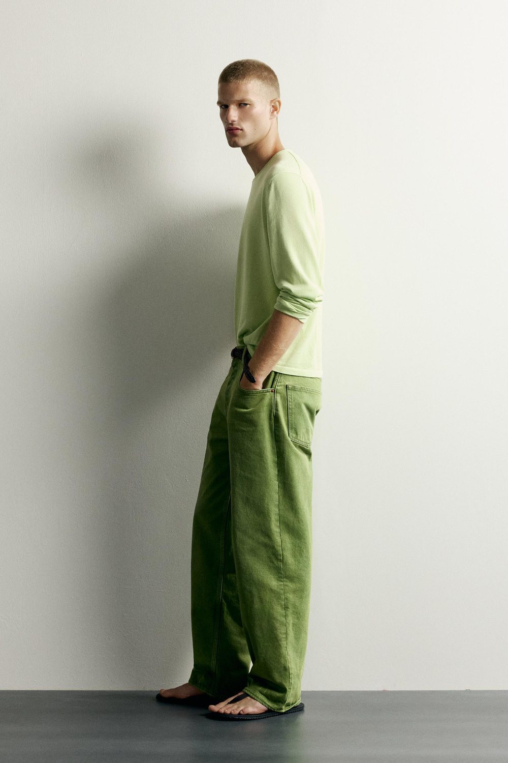 ДЖИНСЫ STRAIGHT FIT С ЭФФЕКТОМ ПОТЕРТОСТИ — ZARA