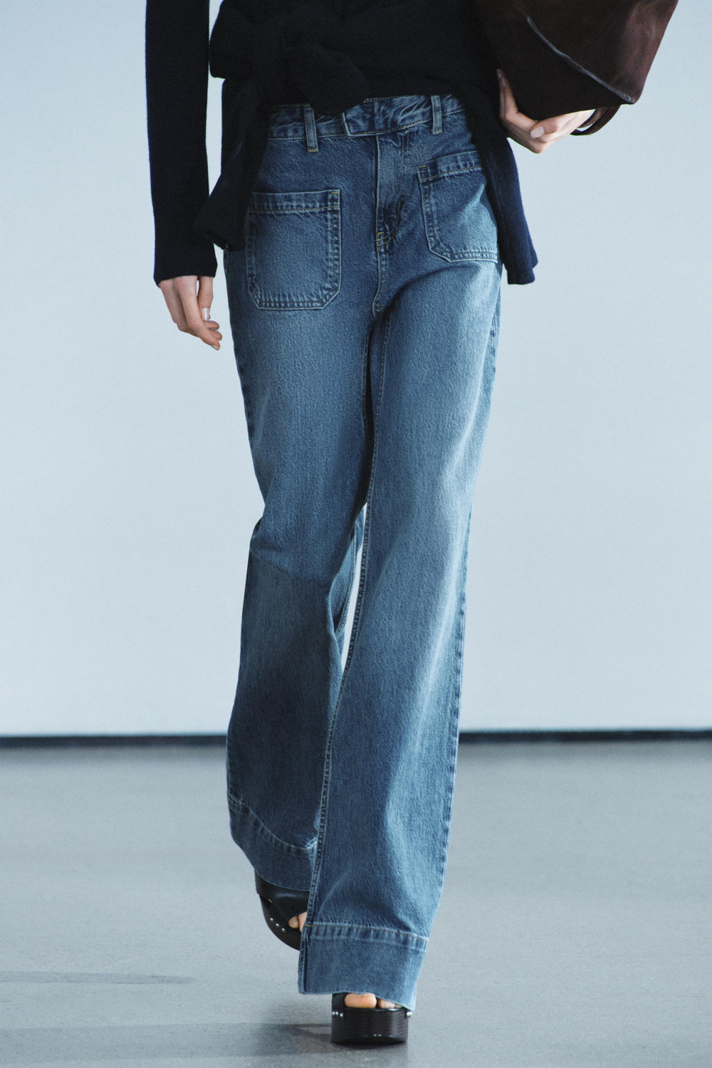 ДЖИНСЫ FLARE С ВЫСОКОЙ ПОСАДКОЙ И КАРМАНАМИ — ZW COLLECTION — ZARA