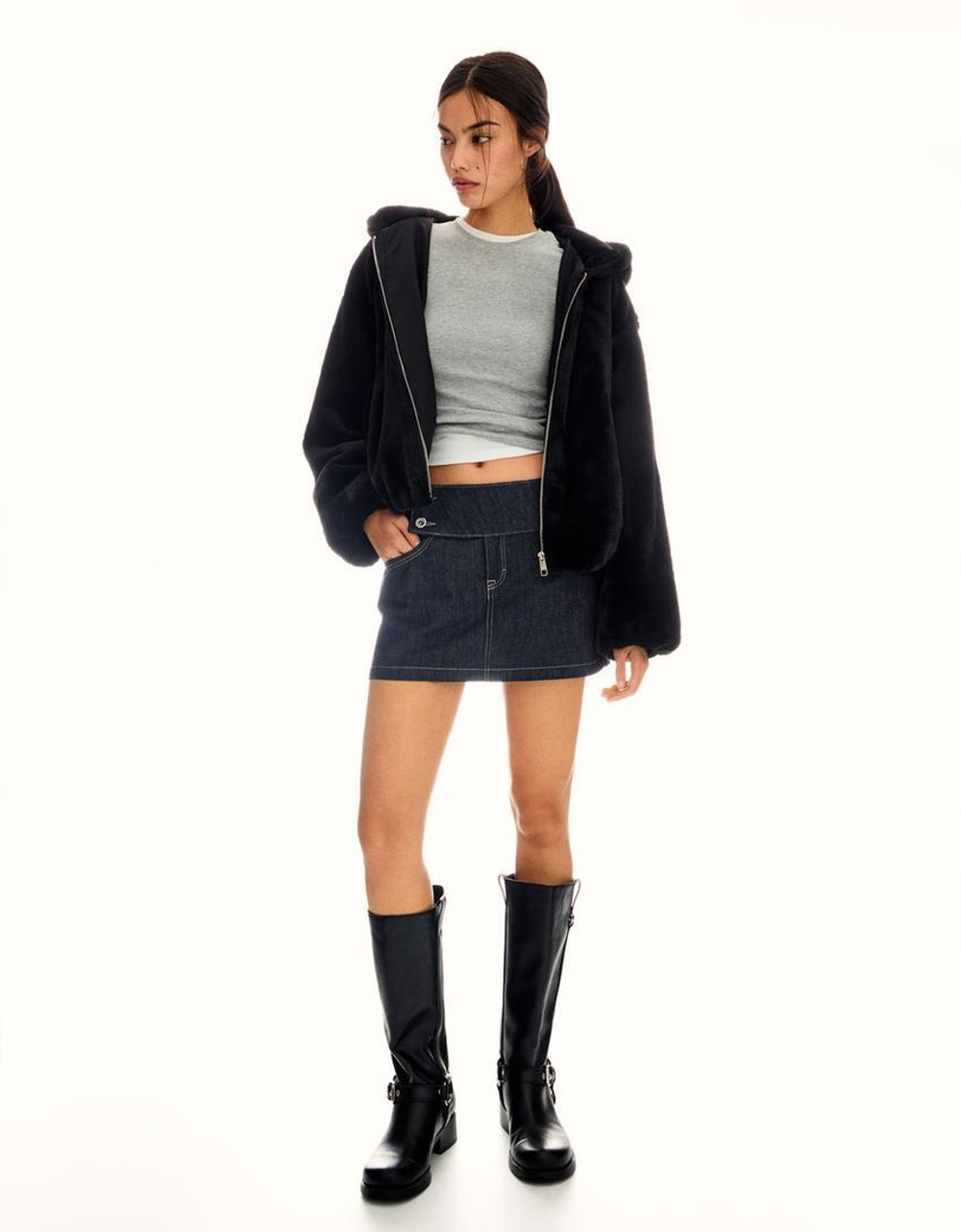 BERSHKA Шуба из искусственного меха с капюшоном, черный