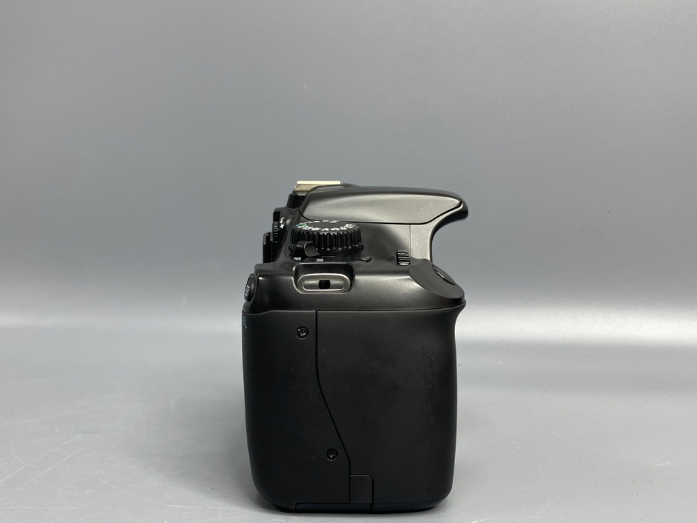 Canon EOS 1100D Kit 18-55mm 17.500 кадров микроцарапина