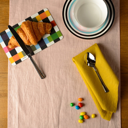 Двухсторонняя салфетка под приборы из умягченного льна с декоративной обработкой горчичного цвета Tkano