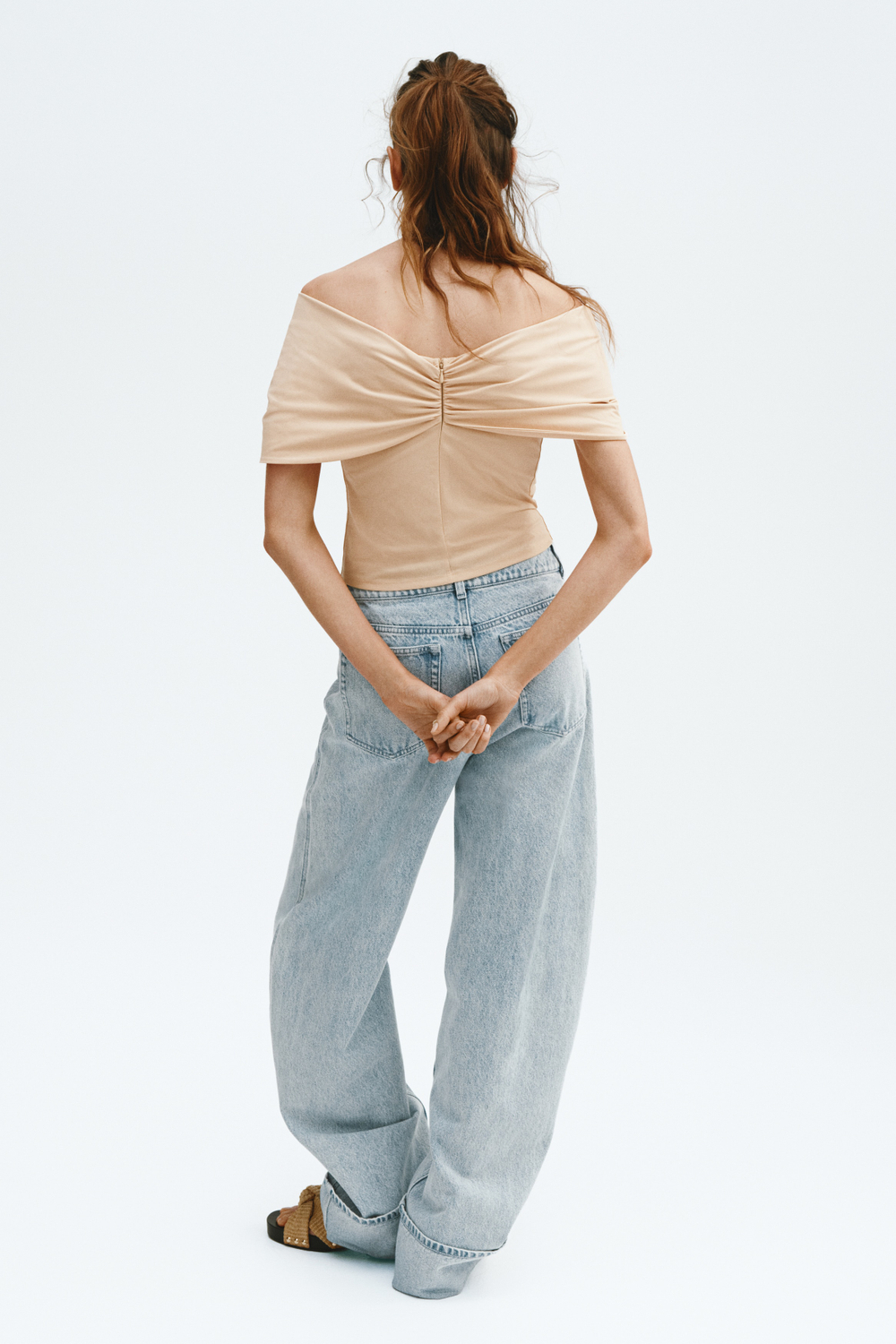 Топ с открытыми плечами и перекрутом - H&M