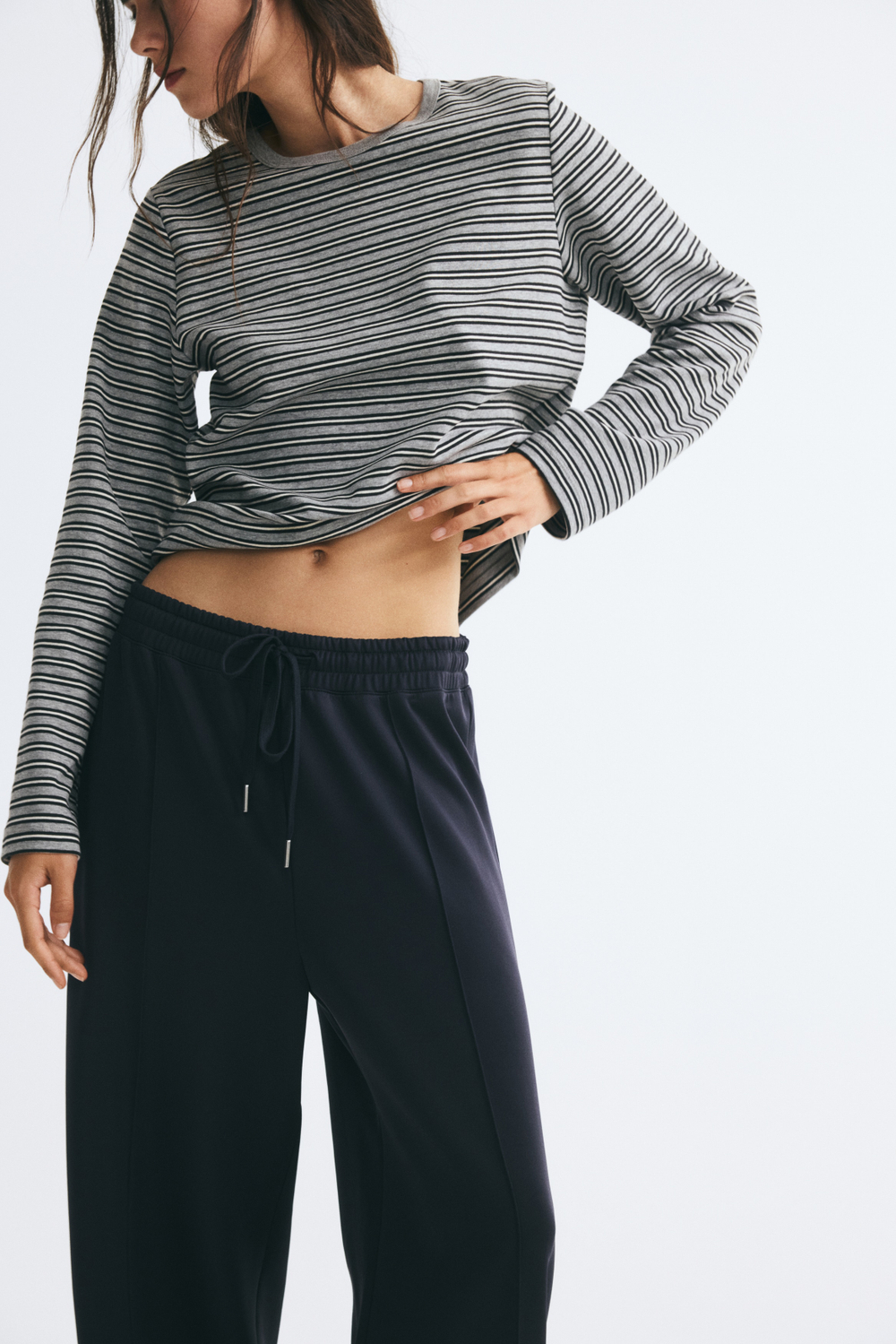Брюки оверсайз в мелкий рубчик со стяжкой - H&M