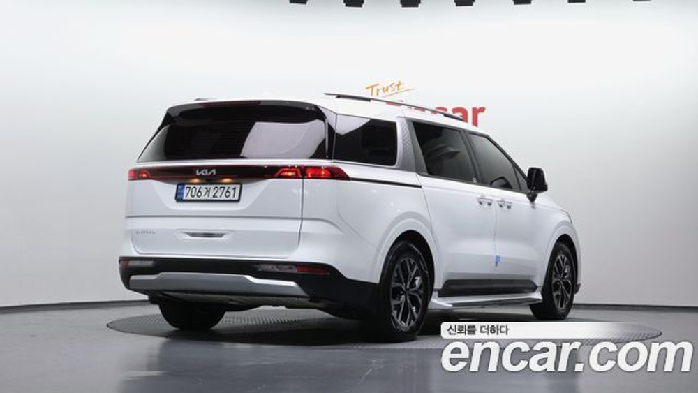 KIA Canival Gasoline 11-Seater Prestige — 2023
