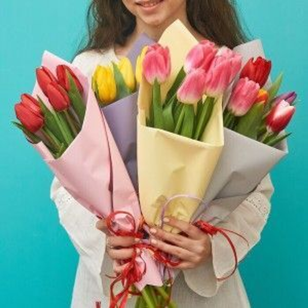 Корпоративный букет из 5 тюльпанов в упаковке (от 5 букетов) (к отгрузке с 1 марта)