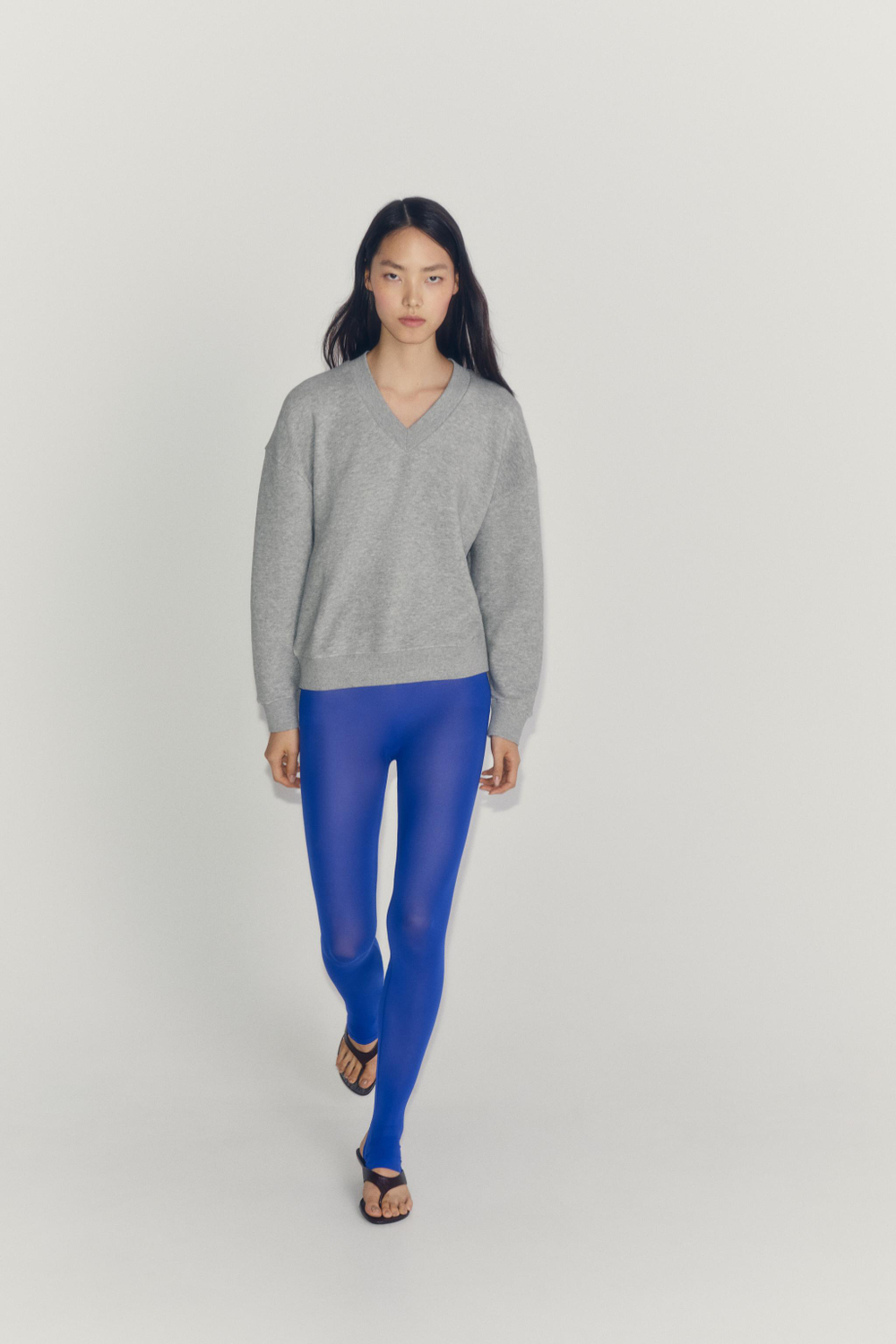 ТОЛСТОВКА С V-ОБРАЗНЫМ ВЫРЕЗОМ — ZARA