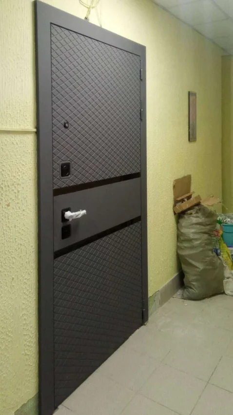 Фото входной двери Regidoors Президент Тренд ПВХ силк титан после нашего монтажа