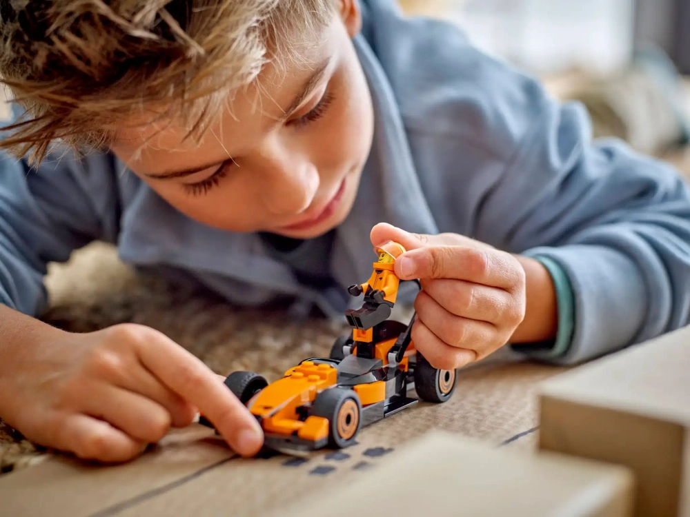 Конструктор LEGO City 60442 Гонщик Формулы-1 на гоночном автомобиле McLaren