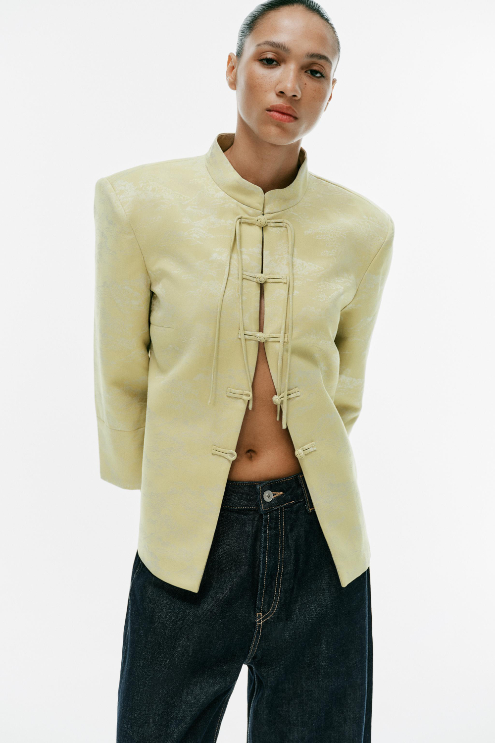 ЖАКЕТ ЖАККАРД С ЗАСТЕЖКОЙ НА ТЕСЬМУ — ZARA