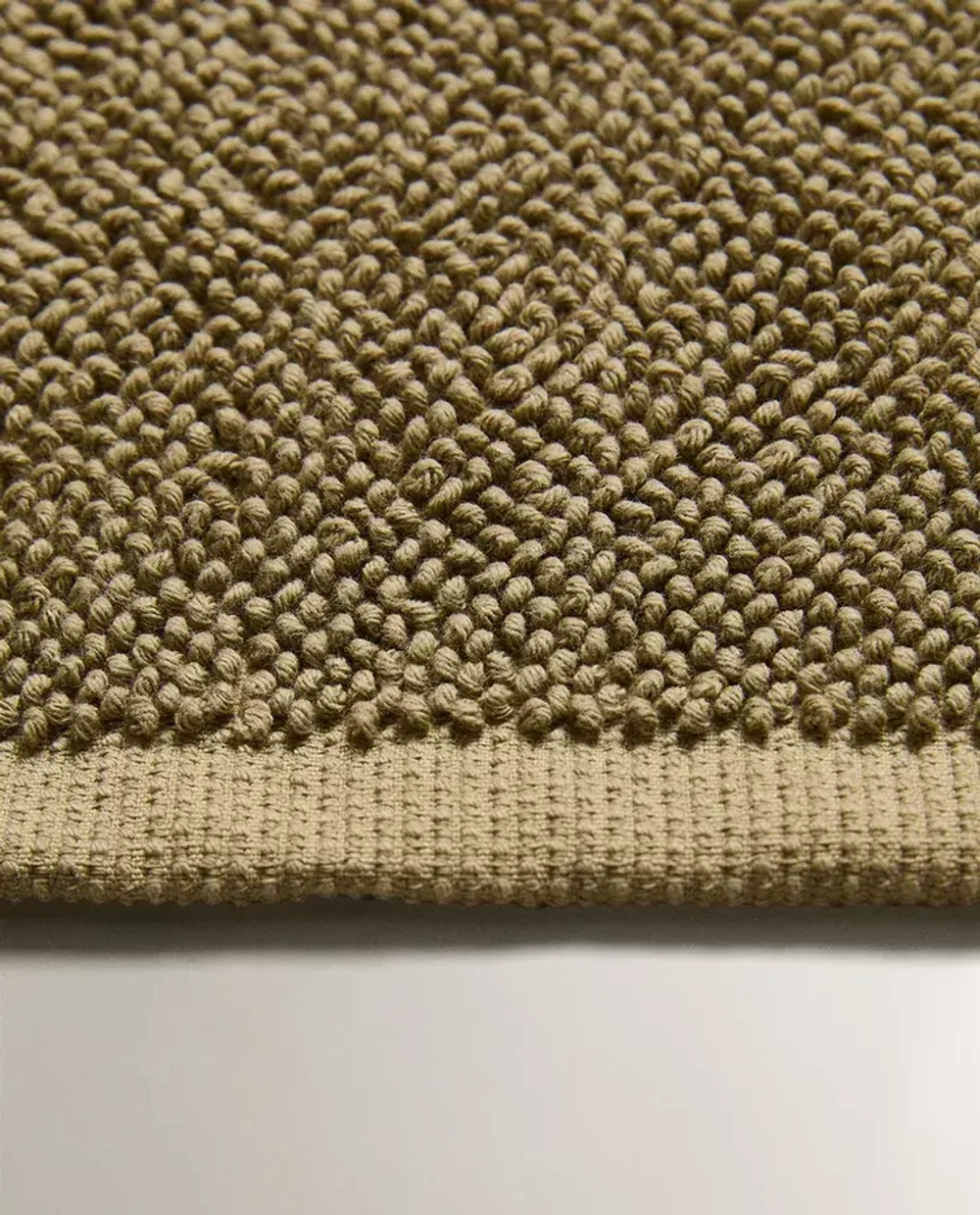 ZARA HOME НЕСКОЛЬЗЯЩИЙ КОВРИК ДЛЯ ВАННОЙ, СВЕТЛЫЙ ХАКИ