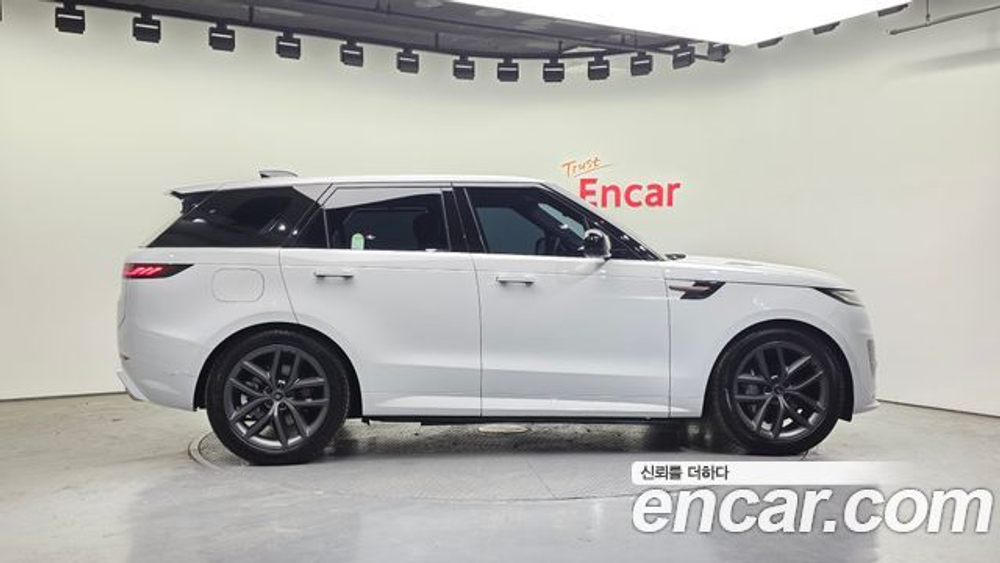Land Rover Range Rover Sport P550E Dynamic HSE — 2025