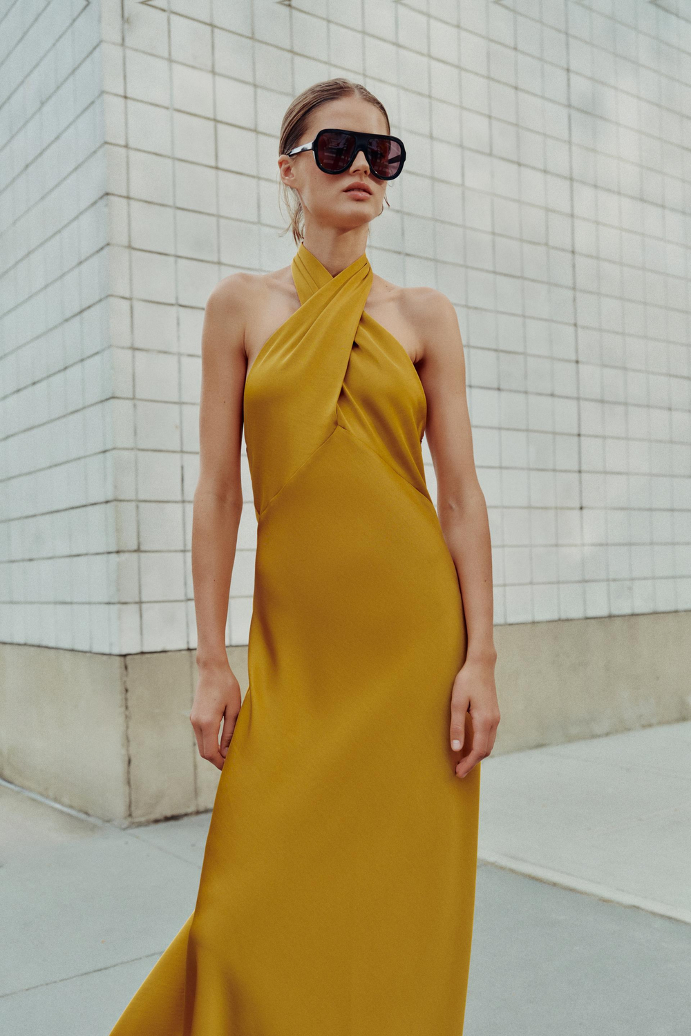 ZARA АТЛАСНОЕ ПЛАТЬЕ МИДИ ХАЛТЕР, ГОРЧИЧНЫЙ