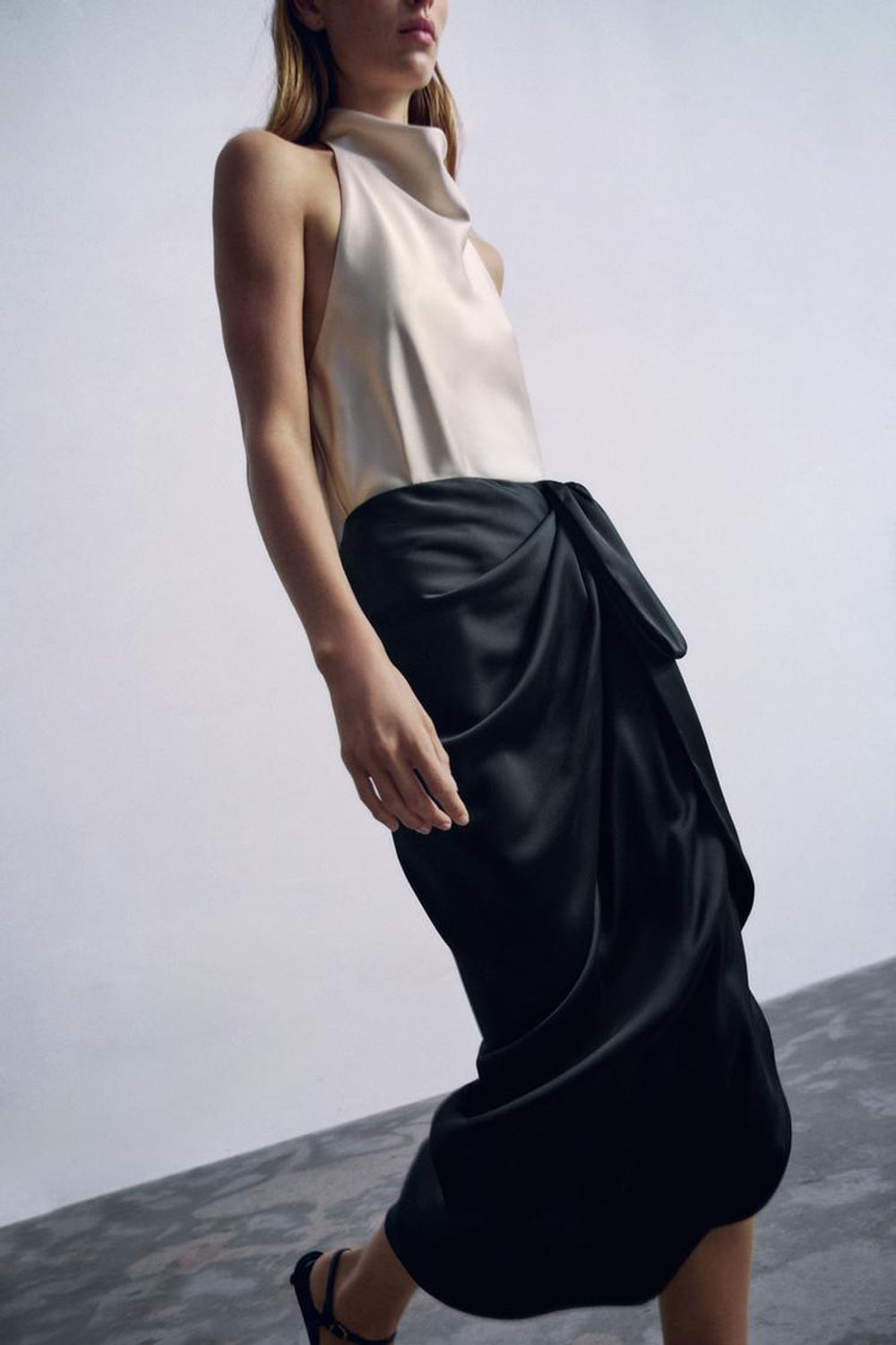 ZARA АТЛАСНАЯ ЮБКА МИДИ АСИММЕТРИЧНОГО КРОЯ, ЧЕРНЫЙ
