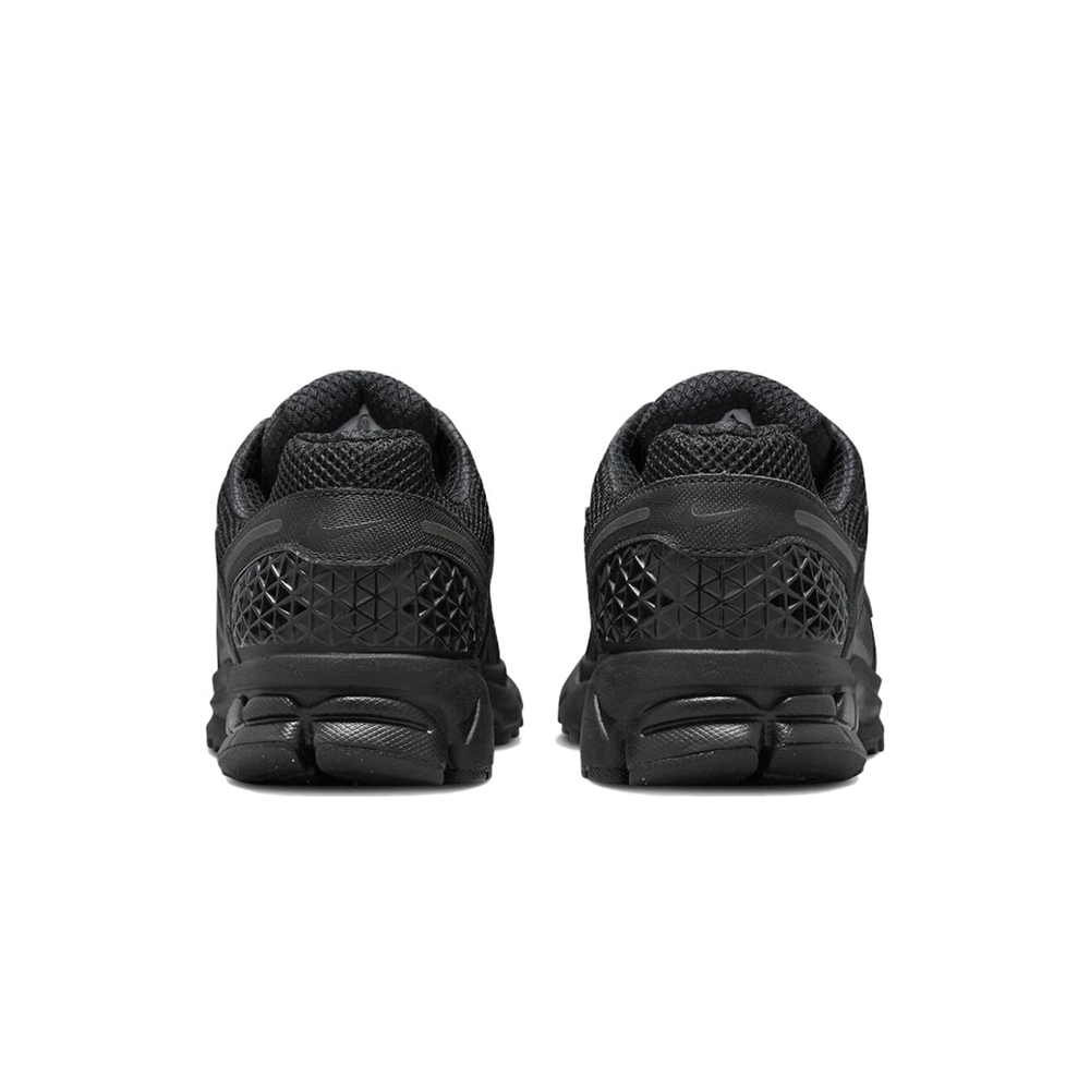 alt="Светоотражающие 3M элементы на Nike Zoom Vomero 5 Triple Black"