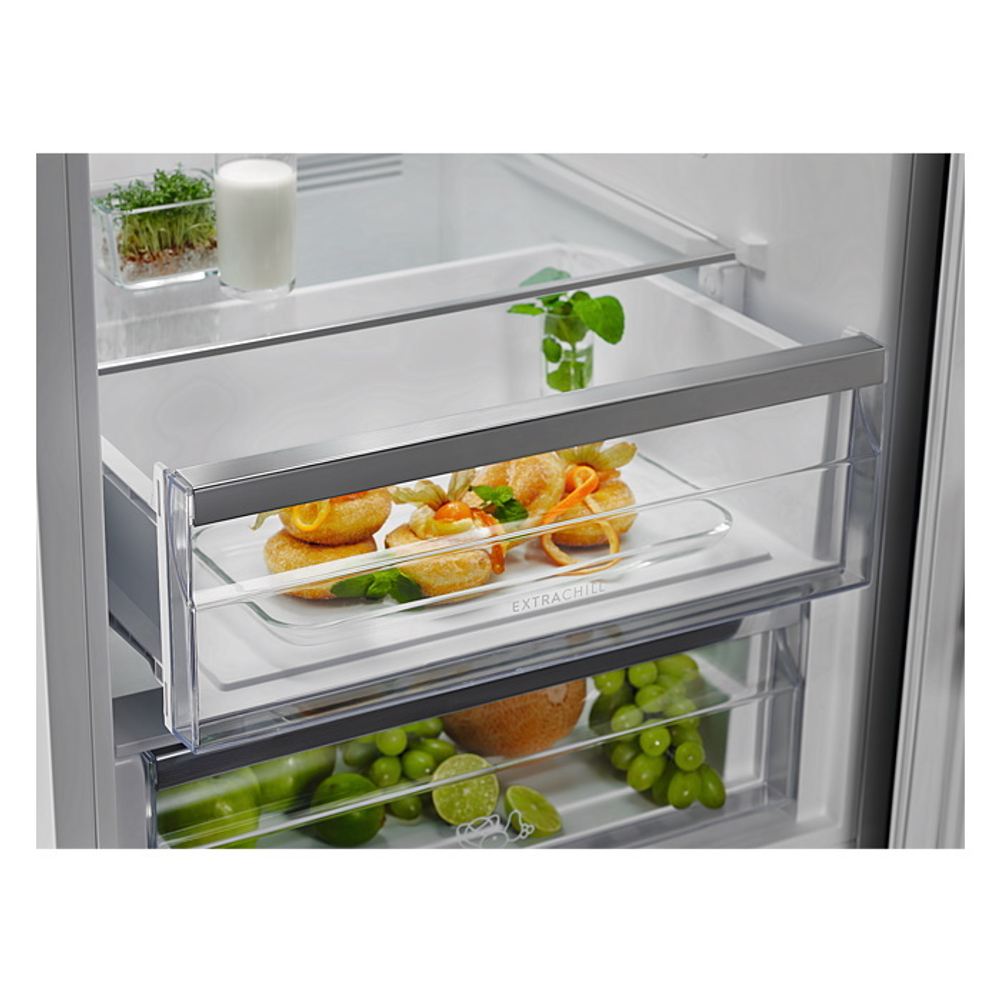 Холодильник Electrolux LNC7ME32W2