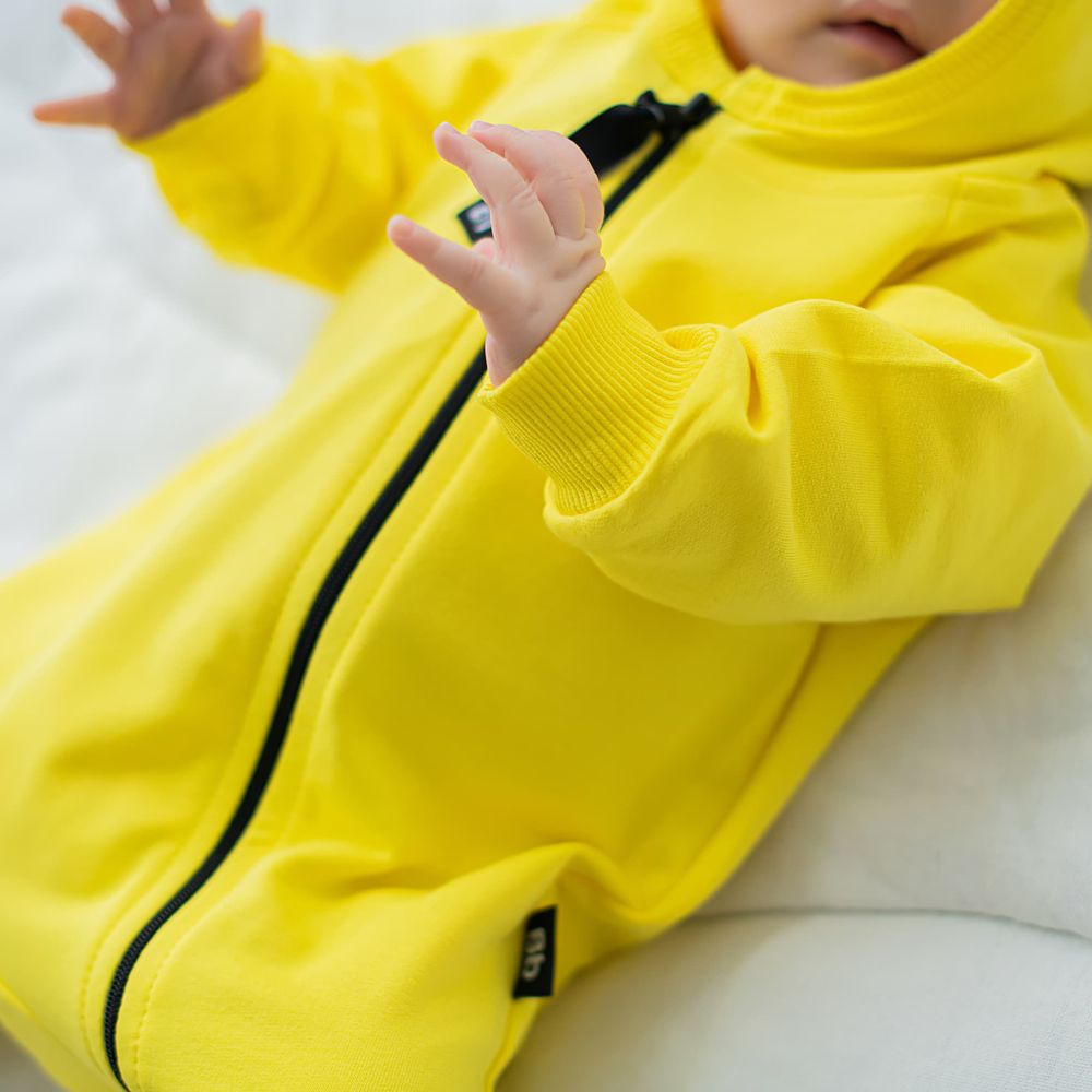 Комбинезон с капюшоном и закрытой ножкой "Bb team yellow" облегченный 0+