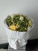 Букет из кустовых пионовивидных роз, гортензии, лизиантуса и ромашки