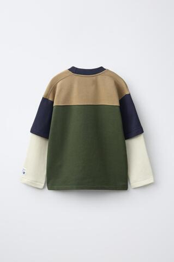 ZARA ТОЛСТОВКА В СТИЛЕ ПРЕППИ С ДВОЙНЫМИ РУКАВАМИ И НОМЕРОМ, ЗЕЛЕНЫЙ/ЭКРЮ