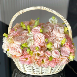 Роскошная корзина с пионовидными розами Peach Garden Basket