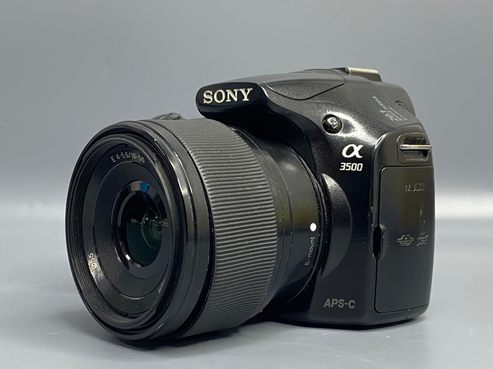 Sony Alpha A3500 Kit 18–50mm — 55 500 кадров (не заряжается через micro-USB)