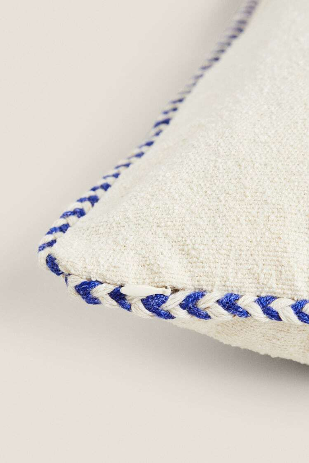 ZARA HOME ЧЕХОЛ НА ПОДУШКУ С КОНТРАСТНЫМИ ДЕТАЛЯМИ ПО КРАЯМ, ЭКРЮ