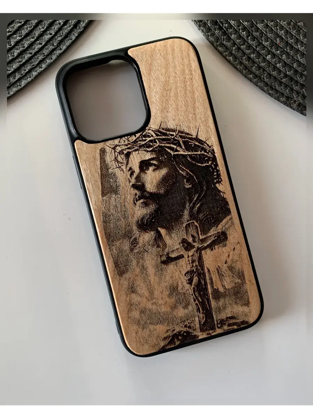 Чехол для iPhone 16 Иисус Христос из дерева