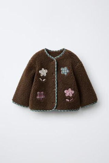 ZARA КУРТКА ИЗ ИСКУССТВЕННОЙ ОВЧИНЫ С ЦВЕТОЧНЫМИ ПАТЧАМИ, КОРИЧНЕВЫЙ