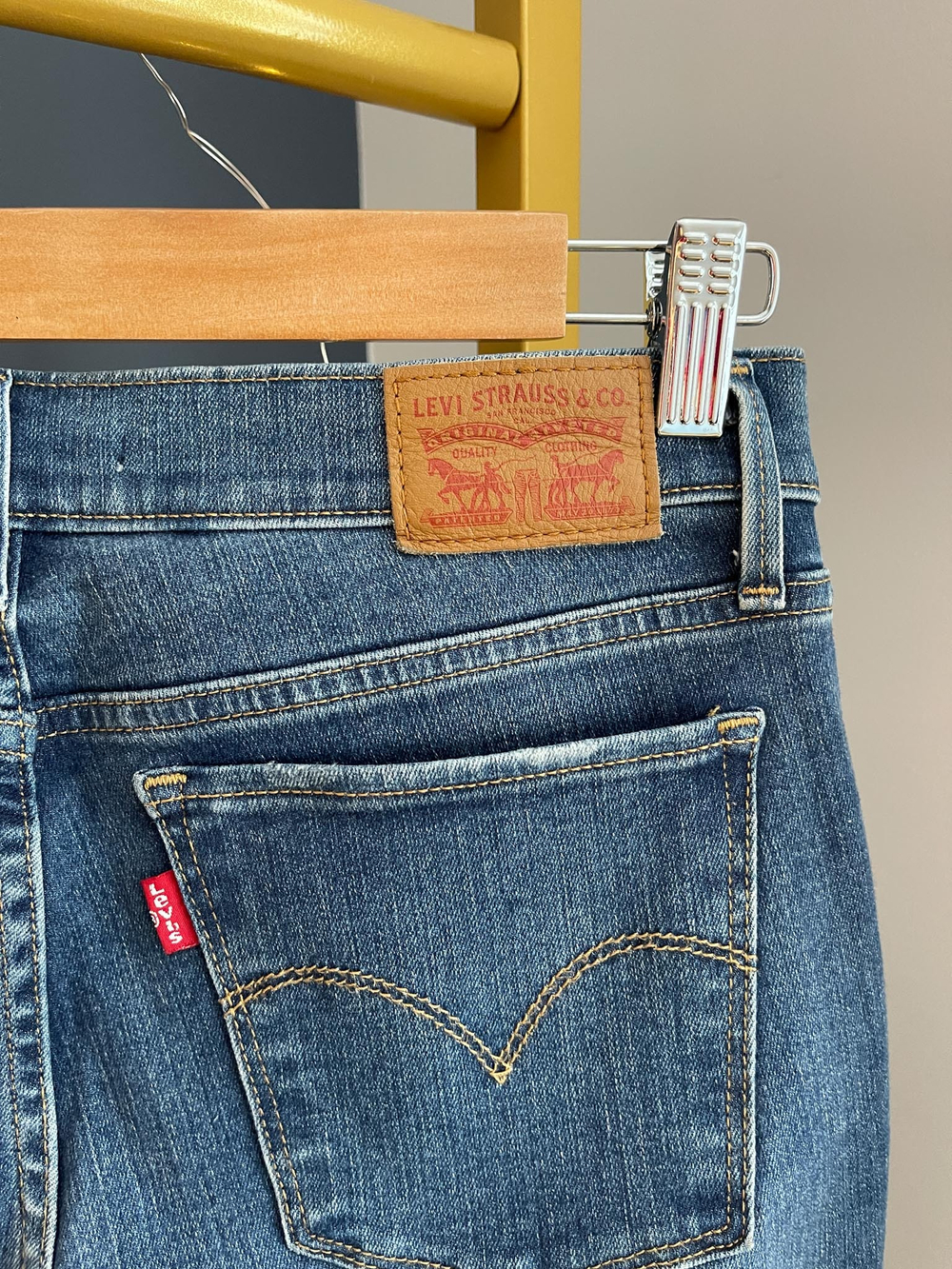 Джинсы Levis
