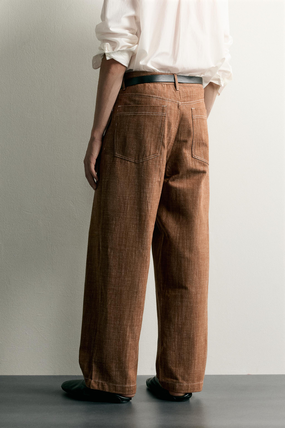 БРЮКИ RELAXED FIT С КОНТРАСТНОЙ ПРОСТРОЧКОЙ — ZARA