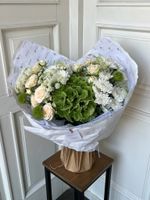 Букет из гортензии, амми, кустовых пионовидных роз, хризантемы и диантусов