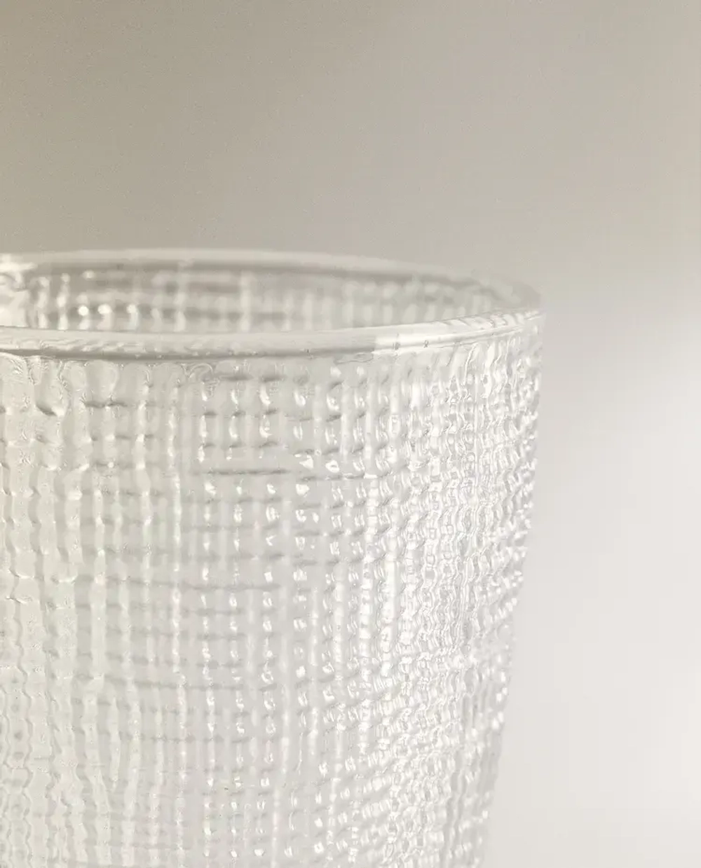 ZARA HOME СТЕКЛЯННЫЙ СТАКАН С РЕЛЬЕФНЫМ ДИЗАЙНОМ, ПРОЗРАЧНЫЙ