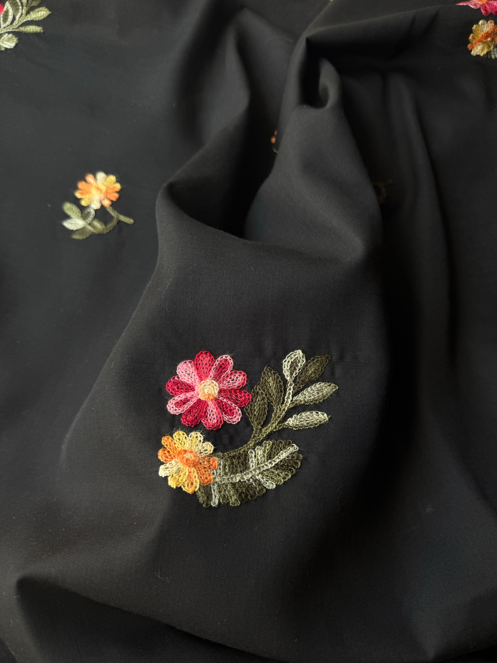 Вышивка с цветами Пава (черный фон)